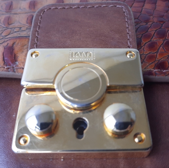 LAND LEATHER CRAFTSMANSHIP Croc Leather Crossbody Map Lock Key Flap Bag Charm - Picture 6 of 16